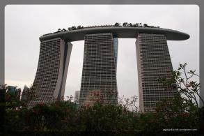 widok na hotel Marina Bay Sands z Gardens by the Bay
