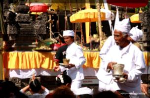 Ceremonia w Pura Tirtha Empul